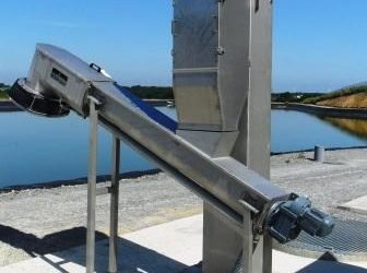 Un ensemble dégrilleur/compacteur