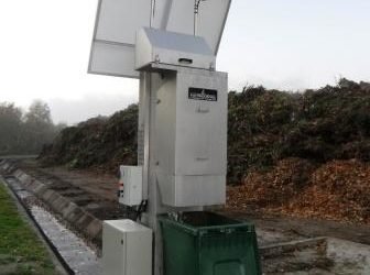 Un dégrilleur sur un centre de recyclage